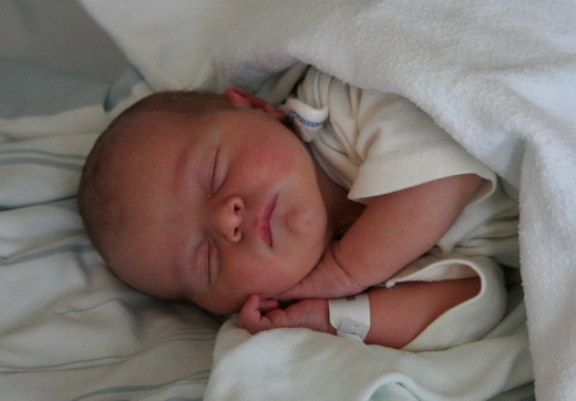 Lukas sover 32 tim gammal